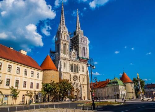 Holy,Mary,Pillar,And,Zagreb,Cathedral,In,Zagreb,,Croatia